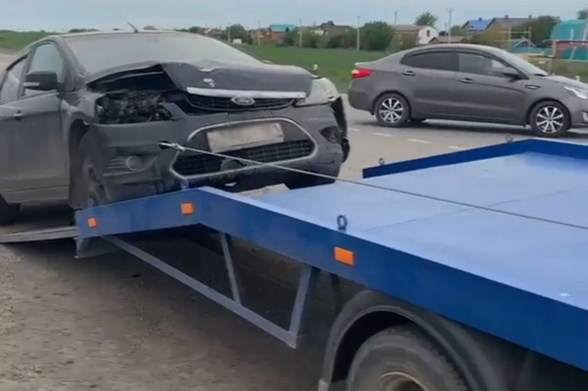 Погрузка легкового автомобиля на платформу эвакуатора в Таганроге